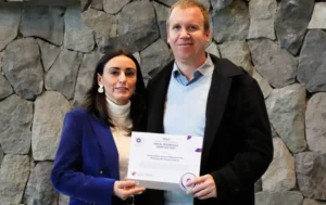 Mabel Leva entrega Sello Agente de Cambio por el Desarrollo Logístico 2024 a Gonzalo Pérez, en representación del Consejo de Políticas de Infraestructura Mabel Leva entrega Sello Agente de Cambio por el Desarrollo Logístico 2024 a Gonzalo Pérez, en representación del Consejo de Políticas de Infraestructura